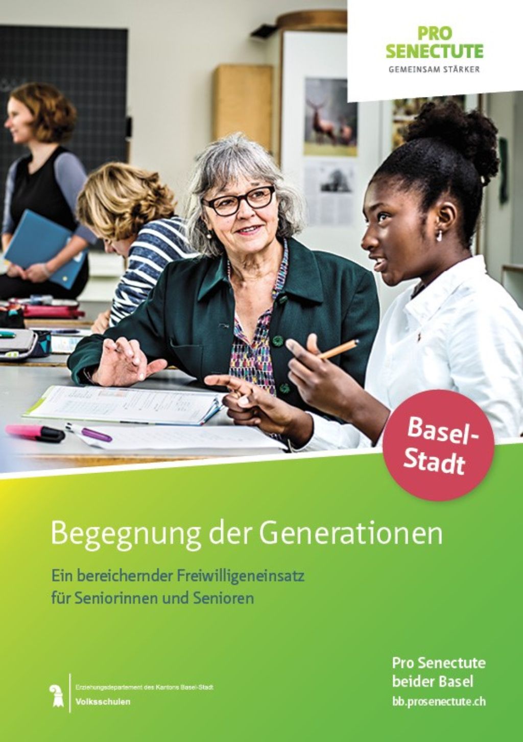 Seniorin und Schülerin im Klassenzimmer
