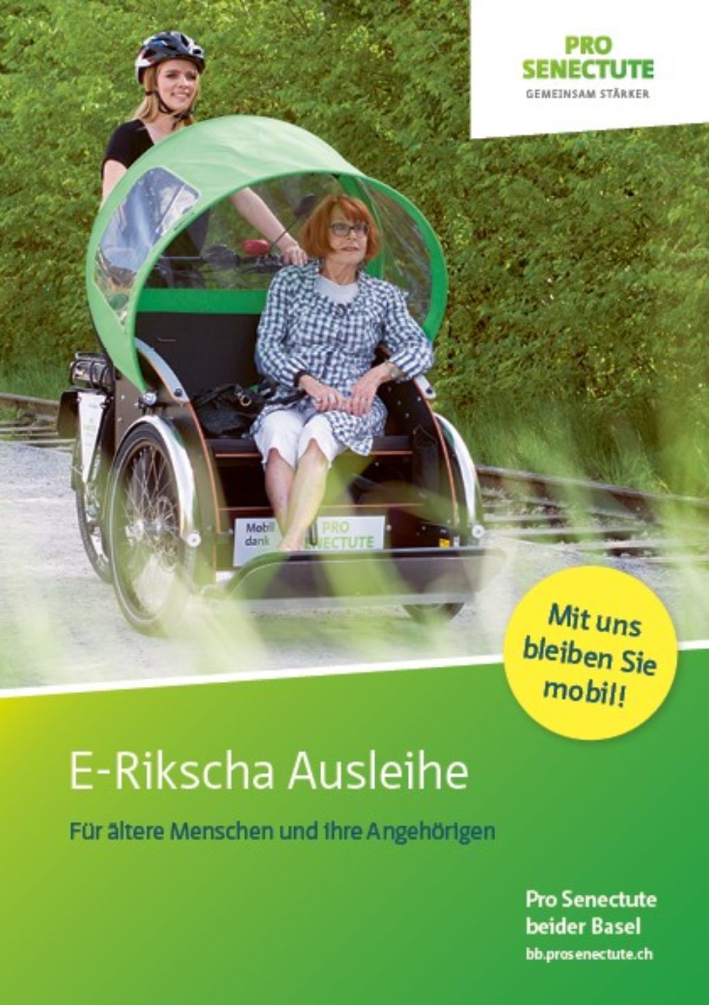 Titelblatt Broschüre E-Rikscha Ausleihe, junge Frau fährt mit älterer Frau auf der E-Rikscha