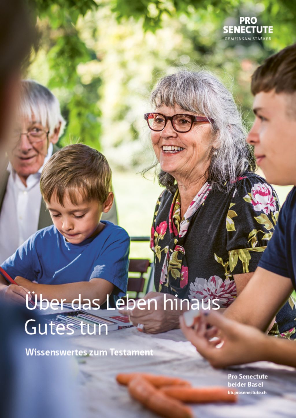 Jung und alt sitzen im Park zusammen und geniessen die gemeinsame Zeit.
