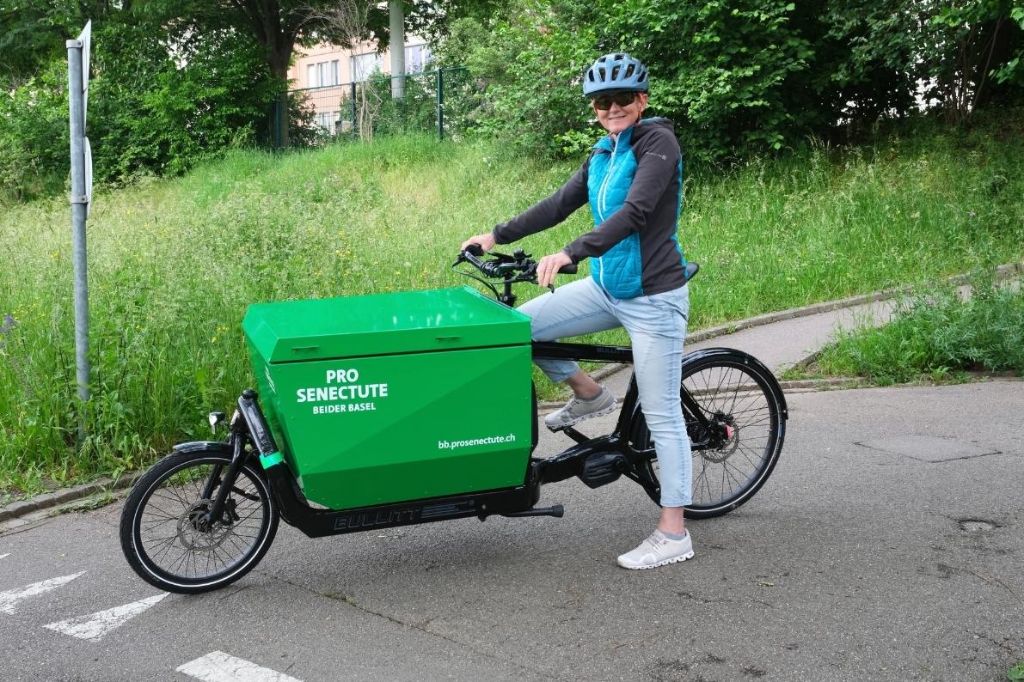 Kursleiterin eines E-Bike-Ausflugs macht sich zur Abfahrt bereit.