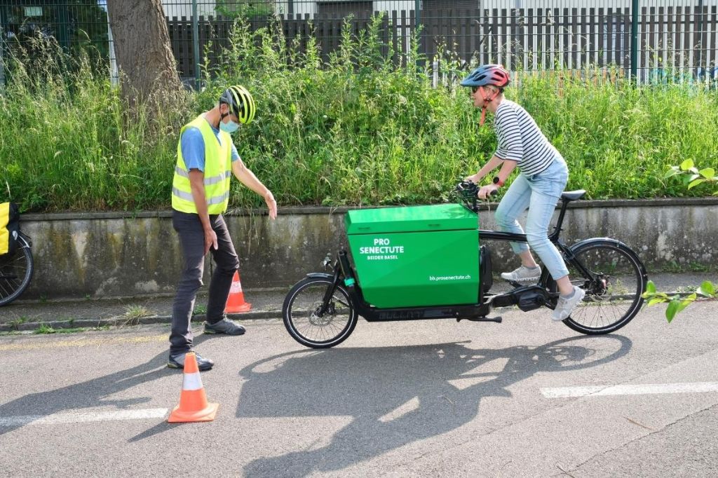 Eine Teilnehmerin eines E-Bike-Kurses übt die Manöver zuerst auf einer Probestrecke.