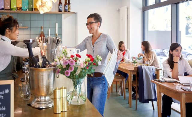 Die Besucherinnen und Besucher vom Café Nona geniessen die schöne Atmosphäre.