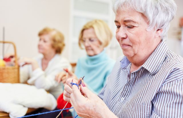 Seniorinnen beim Stricken