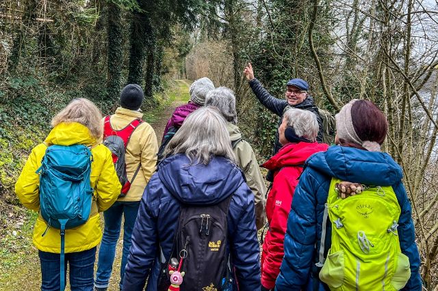 Die Wandergruppe betrachtet die Schönheit der Natur.