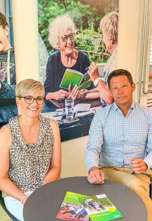 Foto von Regula Jaeger, Sozialarbeiterin und Michael Harr, Geschäftsleiter von Pro Senectute beider Basel
