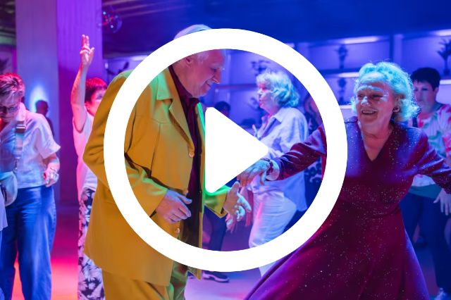 Tanzende ältere Menschen an der ESC Disco 60+