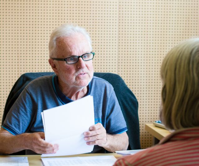 Beratungsgespräch zwischen zwei Personen bezüglich der Steuererklärung findet statt.