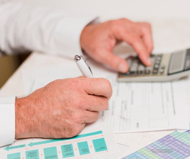 Die richtigen Angaben werden von einem Mitarbeiter in die Steuererklärung eines Kunden eingefügt.