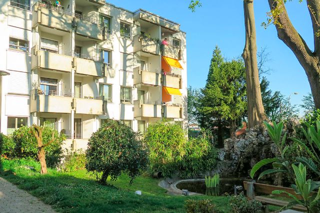 Alterssiedlung Rankhof mit Garten von aussen.