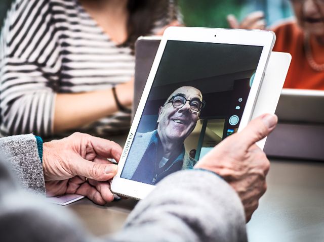 Kunde lernt die Kamerafunktion seines Tablets in einem Kurs genauer kennen.