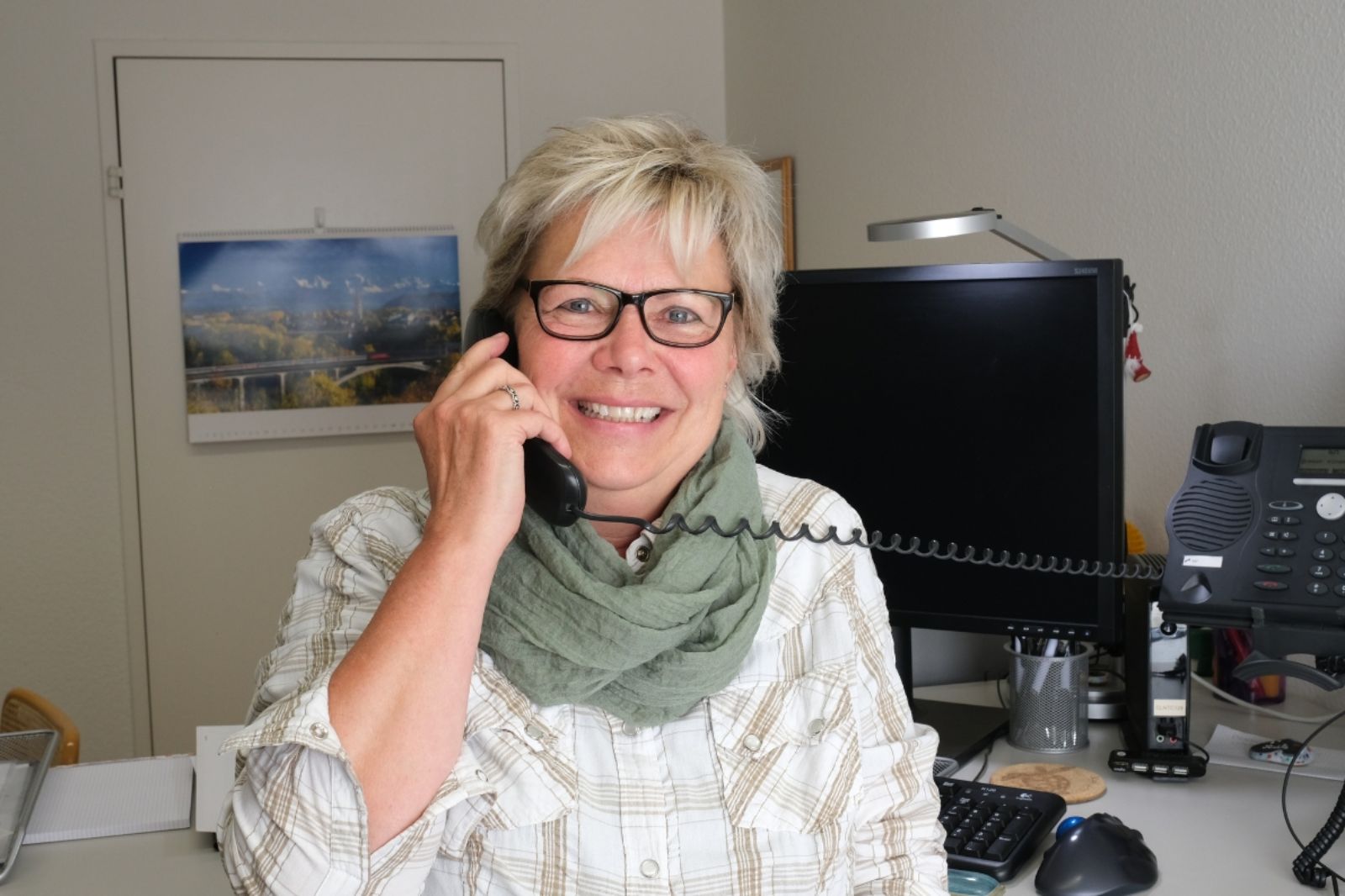 Anita telefoniert mit einer Kundin.