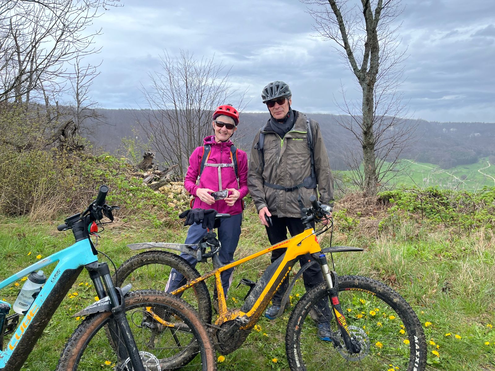 Unsere E-Mountainbike-Tour Teilnehmende geniessen eine kurze Pause nach einer rasanten Fahrt.