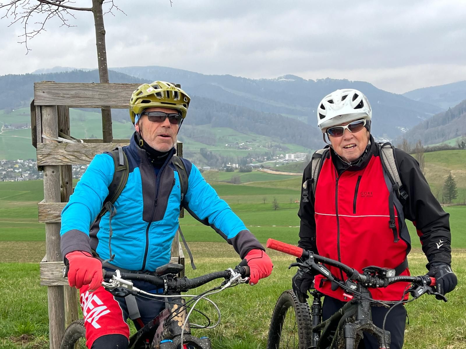 Zwei ältere E-Mountainbike Teilnehmer geniessen die schöne Landschaft.