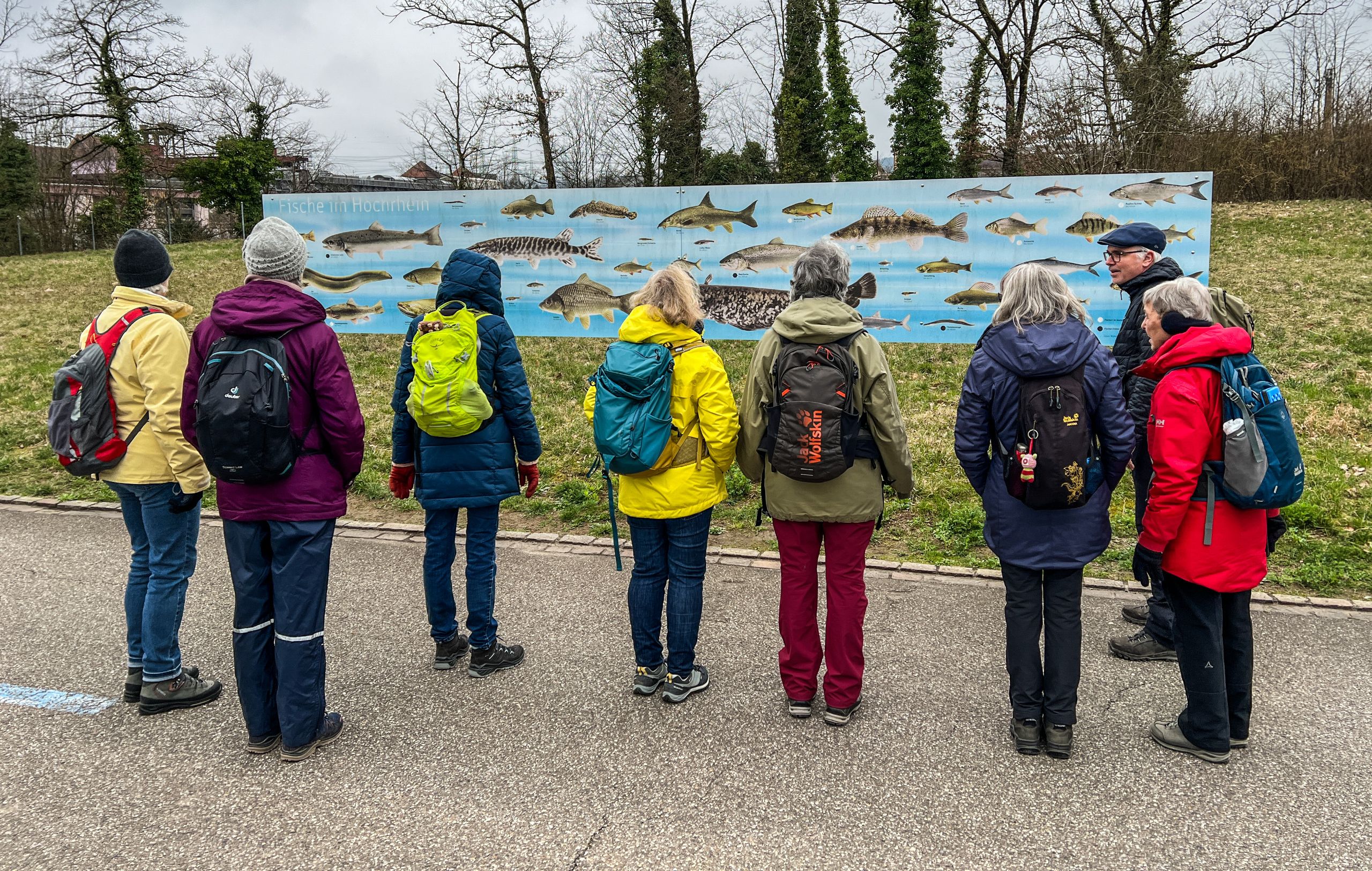 Wandergruppe man einer Fisch-Tafel