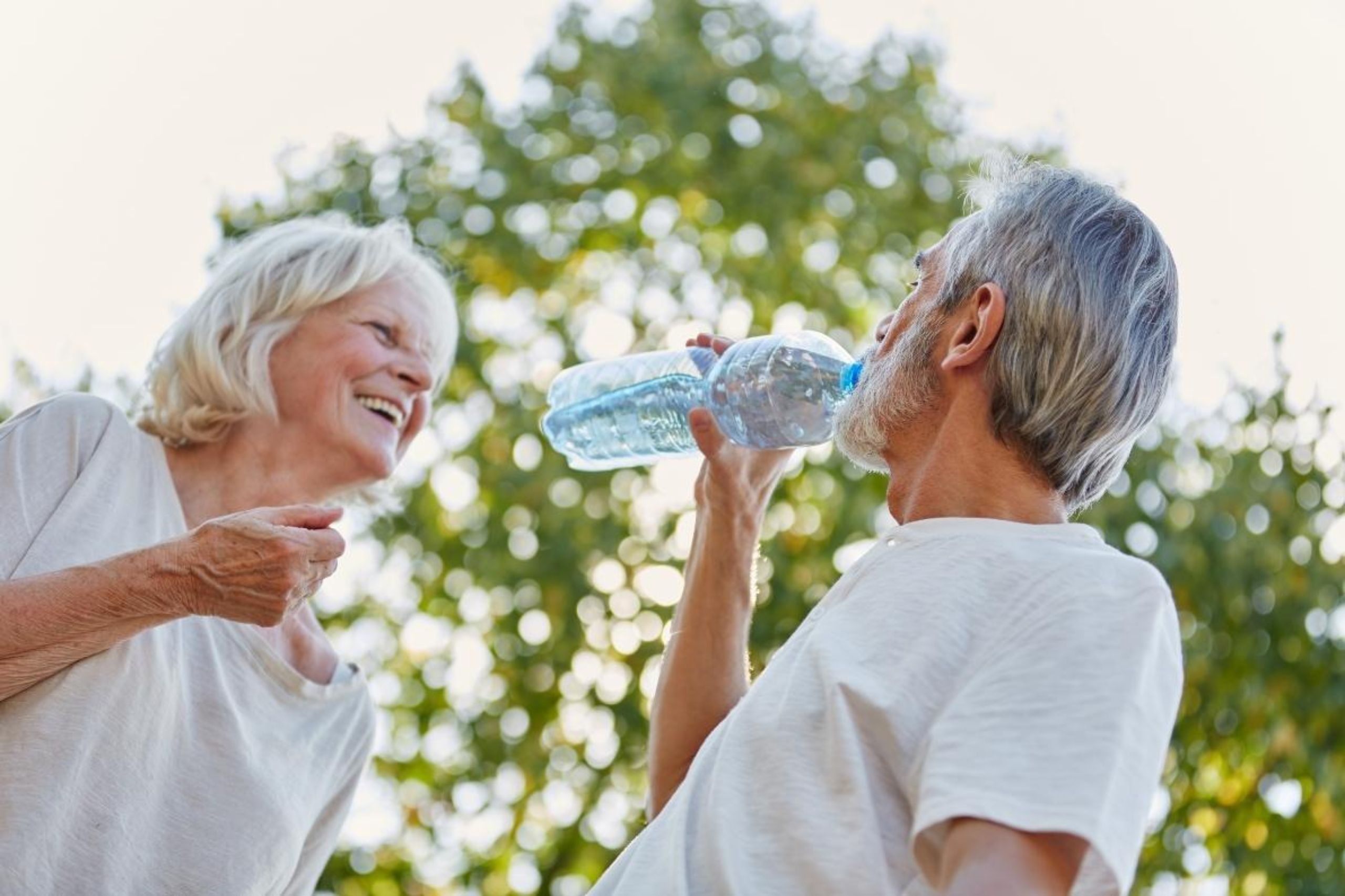 Senioren mit Wasserflasche